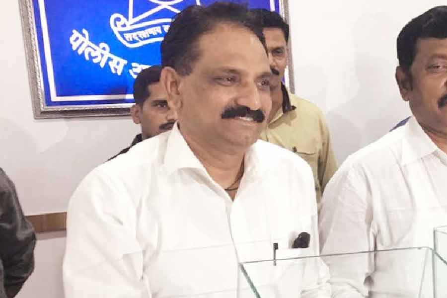 রবীন্দ্র দোইফোদে: নন প্লেয়িং দলে সিকিউরিটি লিয়াজোঁ অফিসার হিসাবে রয়েছেন মুম্বইয়ের অবসরপ্রাপ্ত এসিপি রবীন্দ্র দোইফোদে। দোইফোদের কাজ খেলোয়াড়দের বিভিন্ন অবাঞ্ছিত বিষয় থেকে নিরাপদ রাখা।