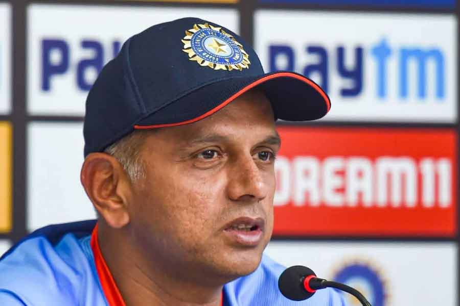 রাহুল দ্রাবিড়: নন প্লেয়িং সেই দলে রয়েছেন ১৬ জন। দলের ‘ক্যাপ্টেন’ হেড কোচ রাহুল দ্রাবিড়।