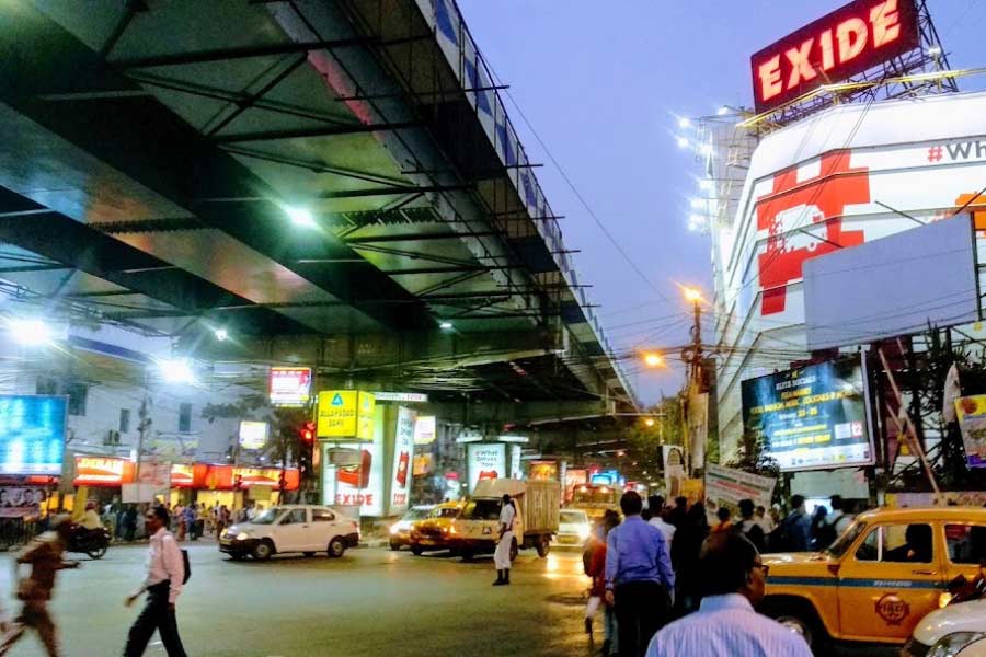 শনিবার দুপুর ১২টা থেকে এজেসি বোস রোড ধরে এক্সাইড মোড় থেকে হেস্টিংস মোড়, নিউ রোড, ডাফরিন রোড, লাভার্স লেন, রেড রোড পর্যন্ত পণ্য বহনকারী গাড়ি চলাচল নিয়ন্ত্রণ করা হবে।