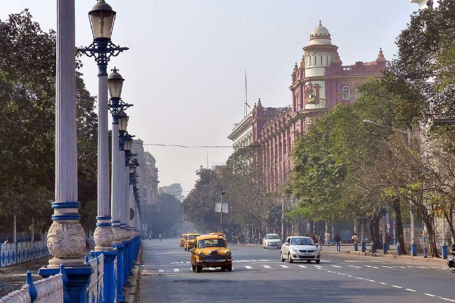 শনিবার দুপুর ২টো থেকে কার্নিভাল শেষ হওয়া পর্যন্ত হেস্টিংস মোড় থেকে লাভার্স লেন পর্যন্ত খিদিরপুর রোডে যান চলাচল বন্ধ রাখা হবে। তবে এই রাস্তায় কার্নিভালের গাড়িকে যেতে দেওয়া হবে।