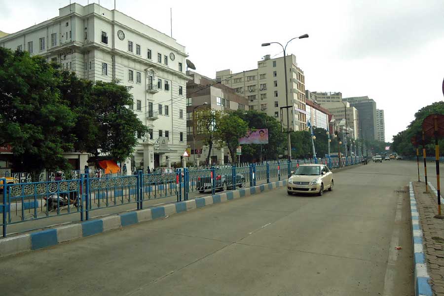 জওহরলাল নেহরু রোড থেকে পশ্চিমমুখী মেয়ো রোডে শুধু মাত্র কার্নিভালের গাড়িকে ছাড় দেওয়া হবে। 