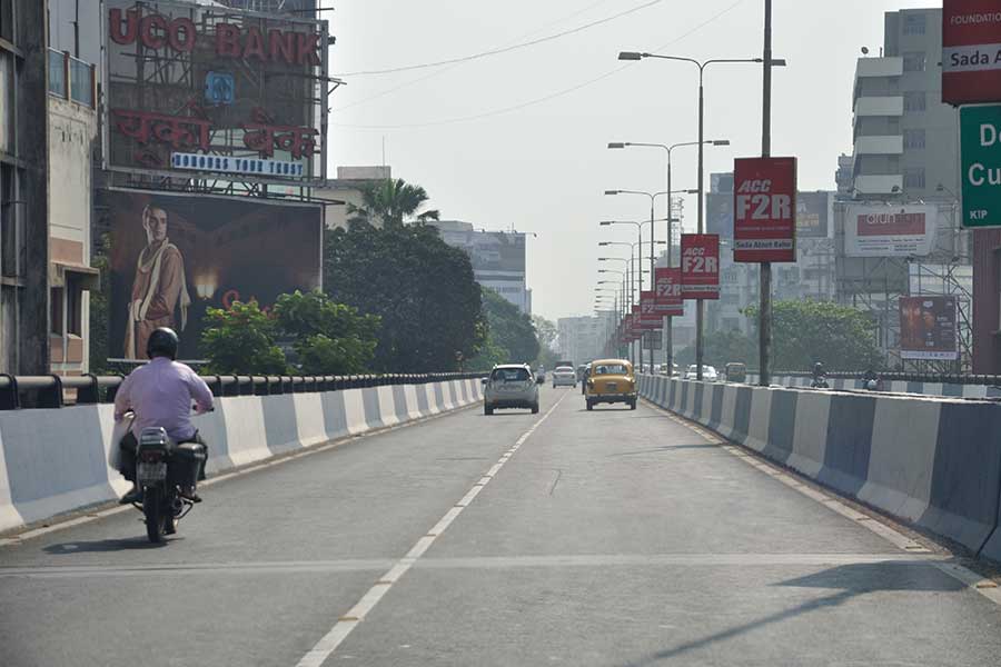 রেড রোডে কার্নিভাল দেখতে গেলে যদি পায়ে হেঁটে এগোতে চান, তা হলে এজেসি বোস রোড, চৌরঙ্গি রোড, আউটট্রাম রোড, মেয়ো রোড ধরে যেতে পারেন।
