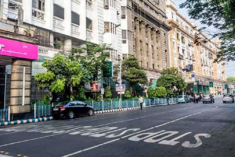 যাঁরা ট্রাম, বাস বা মেট্রো করে কার্নিভাল দেখতে যাবেন, তাঁরা ধর্মতলা বা পার্ক স্ট্রিটে নামতে পারেন। সেখান থেকে হাঁটা পথে রেড রোডে অনুষ্ঠানস্থলে পৌঁছতে পারবেন।