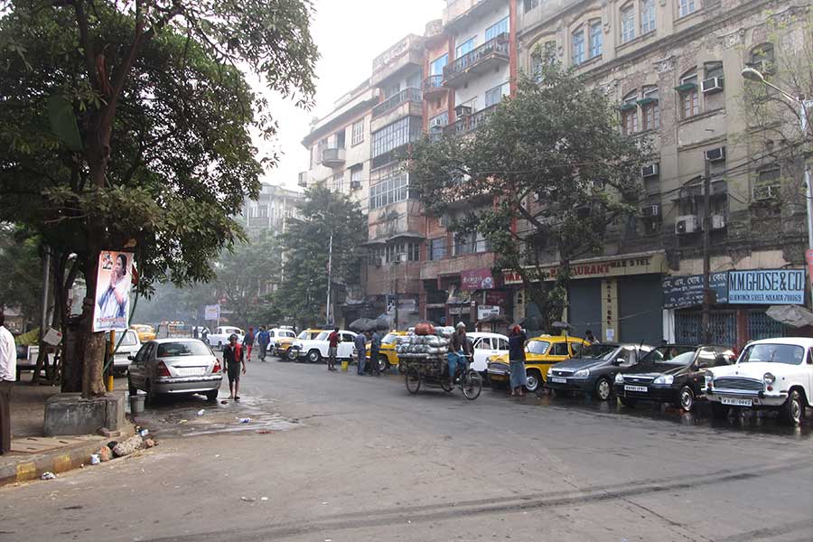 গাড়ি রাখা যাবে না হেয়ার স্ট্রিট, বেন্টিঙ্ক স্ট্রিট এবং আর এন মুখার্জি রোডে।