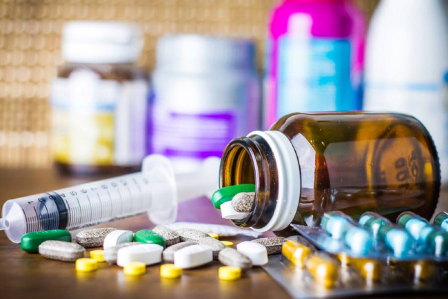 ওষুধ ভেবে যা খাচ্ছেন, তা বিষ নয় তো! ভারতে তৈরি কাশির সিরাপ খেয়ে গ্যাম্বিয়ার ৬৬টি শিশুর মৃত্যু হতেই এই আতঙ্ক চেপে বসতে শুরু করেছে। কারণ বিশ্ব স্বাস্থ্য সংস্থা (হু) জানিয়েছে, ওই কাশির সিরাপে এমন এক তরল মেশানো হয়েছিল যা শরীরের পক্ষে ক্ষতিকর এবং বিষাক্ত। নির্দিষ্ট অনুপাতের বেশি ওই তরলের ব্যবহার দীর্ঘদিন ধরেই নিষিদ্ধ। বিষয়টি কোনও ওষুধ প্রস্তুতকারী সংস্থার না জানার কথা নয়। কিন্তু আমজনতার পক্ষেও বিষয়টি  জানা সম্ভব নয়।