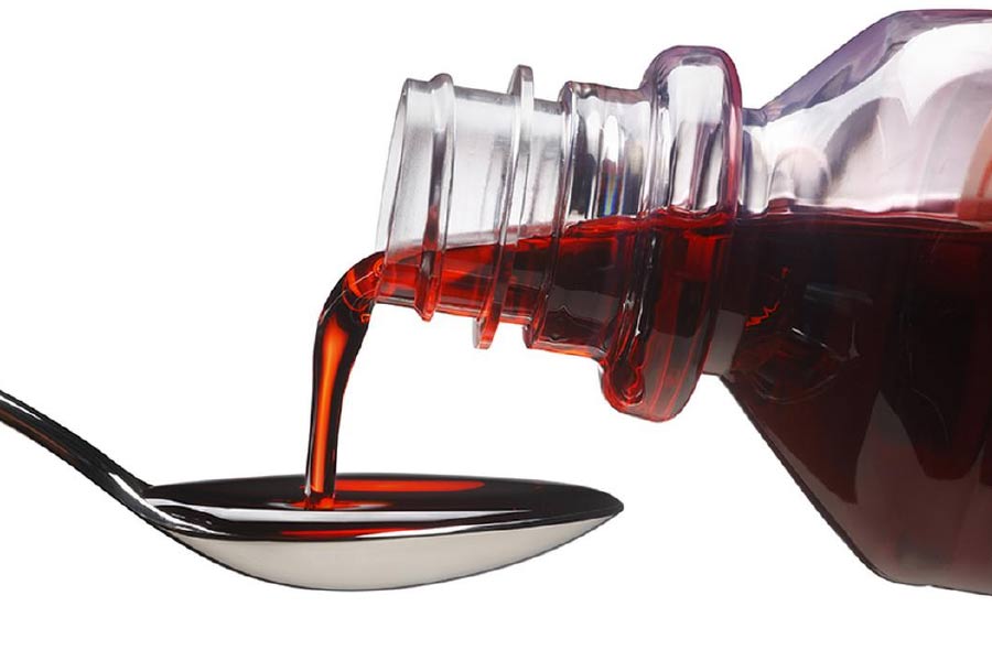 হরিয়ানার একটি ওষুধ প্রস্তুতকারী সংস্থা মেইডেন ফার্মাসিউটিকাল লিমিটেড বানিয়েছিল ওই কাফ সিরাপ। হু জানিয়েছে, মেইডেনের তৈরি চারটি কাশির সিরাপে ব্যবহার করা হয়েছিল ডাইথিলিন গ্লাইকল বা ইথিলিন গ্লাইকল (ডিইজি)। মিষ্টি স্বাদের গন্ধ-বর্ণহীন এই তরল বহু ওষুধেই ব্যবহৃত হয়। তবে এটি কিডনির ক্ষতি করতে পারে। স্নায়ুতন্ত্রে প্রভাব ফেলতে পারে। এর থেকে পেটে ব্যথা, বমি, ডায়রিয়া, মাথা যন্ত্রণা হতে পারে। হতে পারে প্রস্রাবে সমস্যা। এমনকি, মানসিক সমস্যাও দেখা দিতে পারে। 