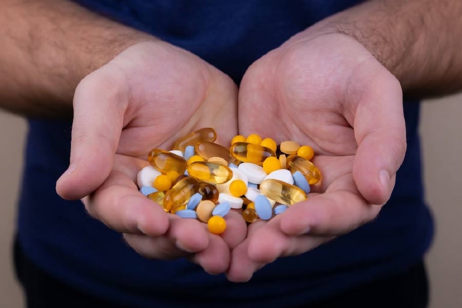 প্যারাসিটামল— ব্যথা-জ্বরে প্যারাসিটামল খেয়ে নেওয়ার প্রবণতা রয়েছে অনেকেরই। অনেকে তার আগে চিকিৎসকের পরামর্শও নেন না। এই প্যারাসিটামলের সঙ্গে প্রায় ১০০টি ওষুধের কম্পোজিশন নিষিদ্ধ বলে জানানো হয়েছে এই তালিকায়। যেমন নিমেস্যুলাইডের সঙ্গে প্যারাসিটামলের ডিসপার্সেবল ট্যাবলেট, প্যারাসিটামলের সঙ্গে ফিনাইলফ্রাইন, ক্যাফিন এবং ক্লোরফেনিরামাইনের কম্পোজিশন, এর সঙ্গে ব্রোমহেক্সাইন এবং গুয়াইফেনেসিনের কম্পোজিশনও রয়েছে নিষিদ্ধ তালিকায়। এ ছাড়া, প্যারাসিটামলের সঙ্গে প্রপিফেনাজোন এবং ক্যাফিনের কম্পোজিশন, সেট্রিজিন এবং ক্যাফিনের সঙ্গে মিলিয়ে তৈরি ওষুধ, ন্যাপ্রোক্সেন এবং প্যারাসিটামল, ডাইক্লোফেনাক এবং ফ্যামোটিডাইনের সঙ্গে কম্পোজিশন। এ ছাড়াও আরও অনেক ওষুধের কম্পোজিশন রয়েছে এই তালিকায়।