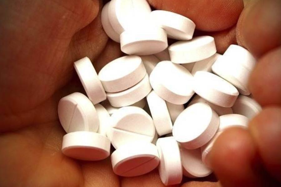 অ্যাজিথ্রোমাইসিন— করোনার সময়ে আচমকাই চাহিদা বেড়েছিল অ্যাজিথ্রোমাইসিনের। কণ্ঠনালীতে সংক্রমণের অ্যান্টিবায়োটিক হিসাবেও এই ওষুধ পরিচিত। কিন্তু সেই অ্যাজিথ্রোমাইসিনের সঙ্গেও অন্য ওষুধের কম্পোজিশন বিপজ্জনক হতে পারে। স্বাস্থ্যমন্ত্রকের তালিকা অনুযায়ী সেফিক্সাইমের সঙ্গে অ্যাজিথ্রোমাইসিন নিষিদ্ধ। লেভোফ্লাক্সাসিন, ওফ্লোক্সাসিন, সেফপোডোক্সাইম, অ্যাম্ব্রোক্সোল, অ্যাসিব্রোফাইলিন, ওরিনডাজোল এবং ফ্লুকোনাজোলের সঙ্গে অ্যাজিথ্রোমাইসিনের মিশ্রণও নিষিদ্ধ করেছে স্বাস্থ্যমন্ত্রক। এ ছাড়া, আরও বেশ কয়েকটি কম্পোজিশন রয়েছে নিষিদ্ধ তালিকায়।