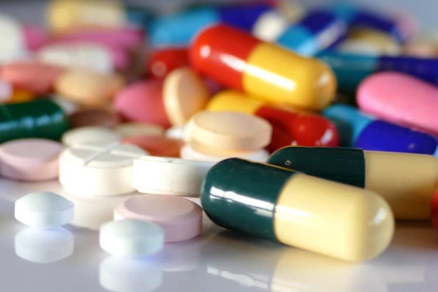 ওমেপ্রাজোল— হজমের ওষুধ হিসাবে ওমেপ্রাজোল খেতে অভ্যস্ত অনেকেই। অথচ এই ওমেপ্রাজোলের সঙ্গেই প্যারাসিটামল এবং ডাইকোফ্লোনাকের কম্পোজিশন নিষিদ্ধ করেছে স্বাস্থ্যমন্ত্রক। এ ছাড়া, র‌্যান্টিডাইনের সঙ্গে ওমেপ্রাজোল, ড্রোটাভেরাইনের সঙ্গে ওমেপ্রাজোল এবং ওনডানসেট্রনের সঙ্গে ওমেপ্রাজোলের কম্পোজিশনেও ওষুধ উৎপাদন করা এবং বিক্রির উপর নিষেধাজ্ঞা জারি করেছে কেন্দ্র।