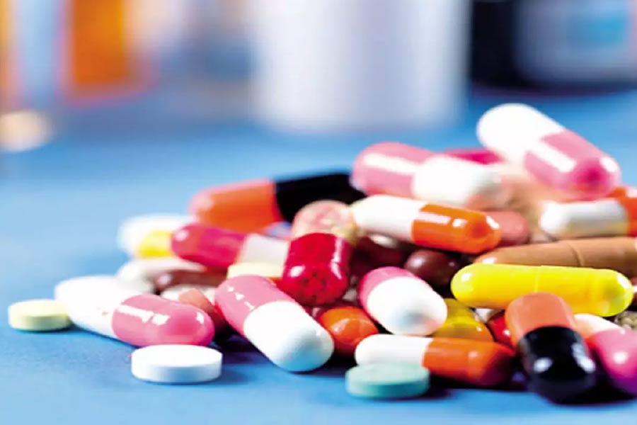 এমনই আরও অনেক ওষুধের কম্পোজিশন, যার উৎপাদন এবং বিক্রি নিষিদ্ধ করেছে কেন্দ্রীয় স্বাস্থ্যমন্ত্রক, তার বিশদ তালিকা পাওয়া যাবে সেন্ট্রাল ড্রাগস স্ট্যান্ডার্ড কন্ট্রোল অরগানাইজেশনের ওয়েবসাইটে। তাতে নজর রেখে বিপজ্জনক ওষুধ থেকে আগাম সতর্ক থাকা যেতে পারে।