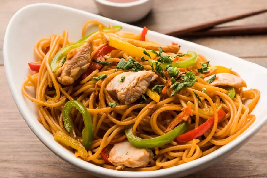 বাইরের চাউমিন রোজ না খাওয়াই ভাল। 