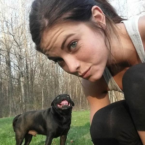 জানা গিয়েছে, মিশিগানের আদি বাসিন্দা সারার সঙ্গে ‘টাফ এনাফ’ প্রতিযোগিতায় নামার জন্য ডব্লুডব্লুইর সঙ্গে আড়াই লক্ষ ডলারের চুক্তি হয়েছিল। কিন্তু পরের বছরই সেই চুক্তি ভেঙে বেরিয়ে আসেন সারা।