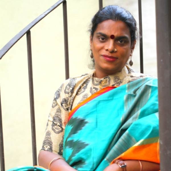 তখন তাঁর পকেটে মাত্র ৬০ টাকা। এই অবস্থায় পুণে থেকে মুম্বই আসেন গণেশ। জুহুর সমুদ্রসৈকতে গণেশের আলাপ হয় এক রূপান্তরকামী মহিলার সঙ্গে। সেই অচেনা মানুষই তাঁকে শাড়ি-গয়না পরিয়ে সাজিয়ে দেন।