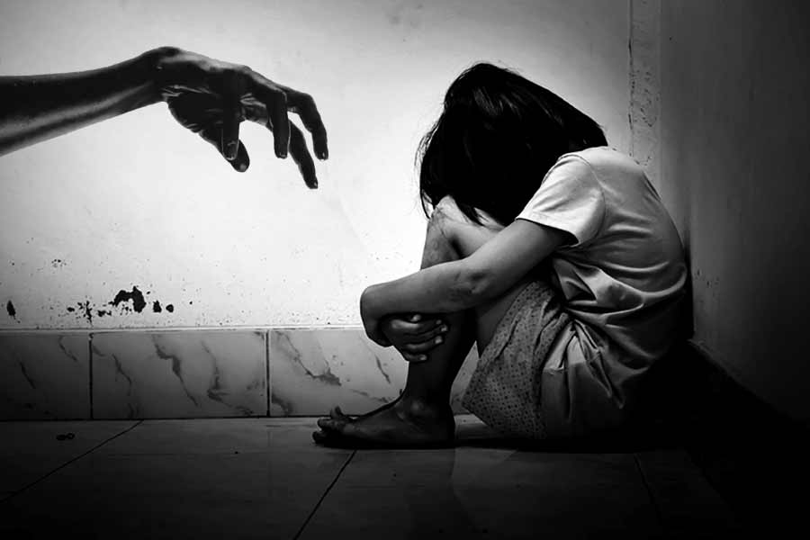 সংস্থার সূত্রে তিনি খোঁজ পান, গায়ত্রী নামের একটি বাচ্চা মেয়েকে জোর করে যৌনপেশায় নামানো হচ্ছে। পরে আরও খোঁজ নিয়ে জানতে পারেন, গায়ত্রীর মা এডসে মারা গিয়েছেন। বর্তমানে সে অনাথ।