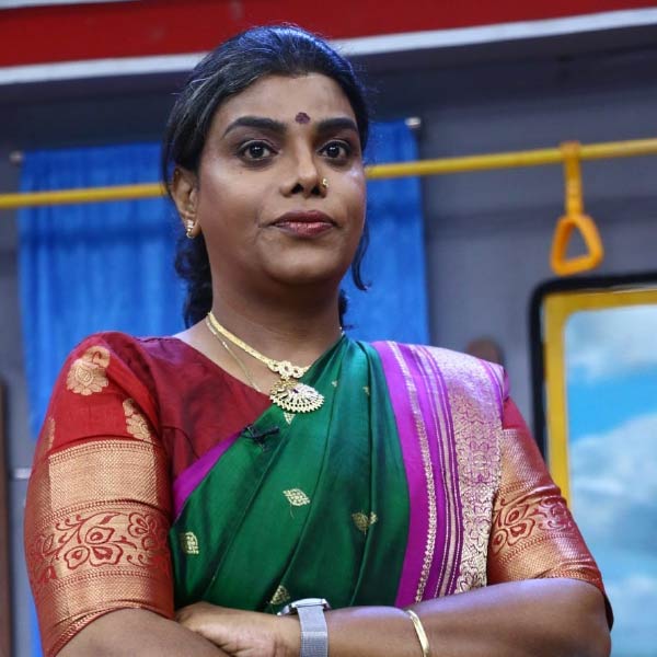 সব শুনে ২০০৮ সালে গায়ত্রীকে দত্তক নেন তিনি। এক সাক্ষাৎকারে তিনি বলেন, ‘‘ছোটবেলায় আমাকে এক আত্মীয় জিজ্ঞাসা করেছিলেন, বড় হয়ে আমি কী হতে চাই। আমি তার উত্তরে বলেছিলাম, ‘মা’।’’