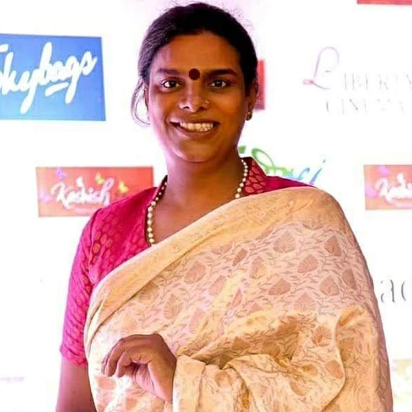 তিনি আরও জানান, গায়ত্রী তাঁর জীবনে আসার পর তিনি বুঝতে পেরেছেন, মাতৃত্বের অনুভব শুধু জরায়ু থাকলে বা সন্তানের জন্ম দিলেই পাওয়া যায় না। ভালবাসা ও যত্নের মাধ্যমেই মাতৃত্ব ফুটে ওঠে।