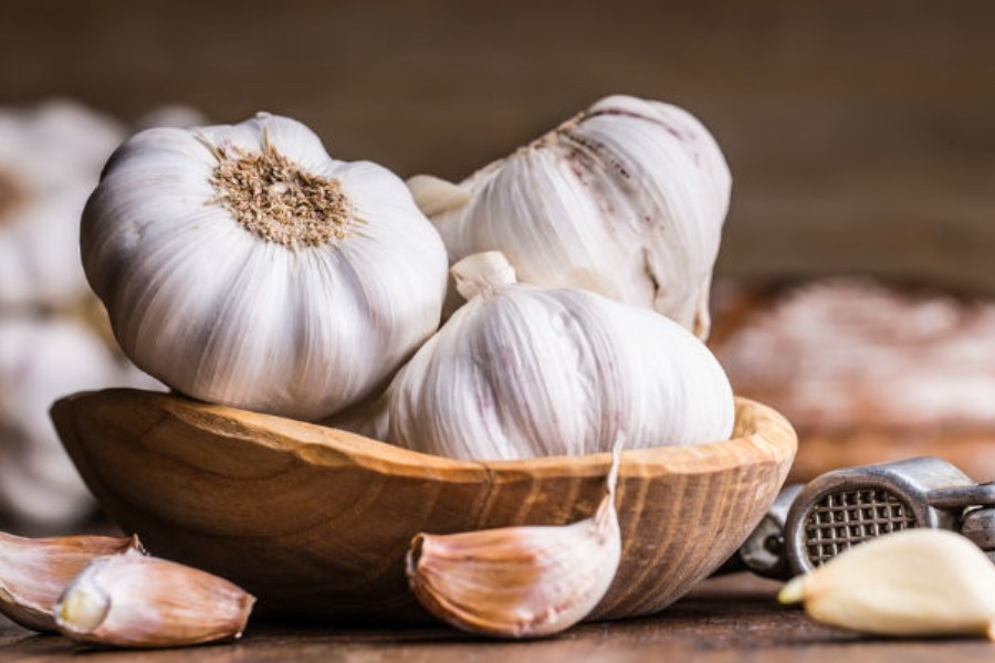 নিয়মিত রসুন খেলে খারাপ কোলেস্টেরল এলডিএল-এর পরিমাণ প্রায় ১০-১৫ শতাংশ কমে যায়।