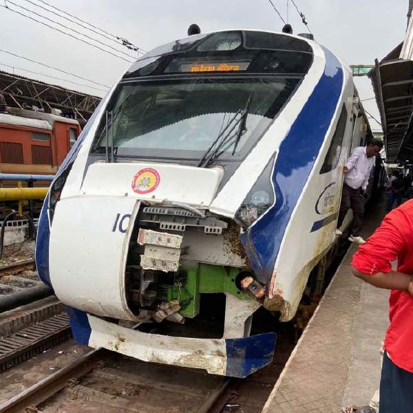 অকূলপাথারে পড়েছেন গুজরাতের এক মোষ মালিক। খোদ ভারতীয় রেল এফআইআর দায়ের করেছে তাঁর বিরুদ্ধে। অপরাধ, তাঁর পালিত মোষের ধাক্কায় প্রধানমন্ত্রী নরেন্দ্র মোদীর সাধের ট্রেনের ‘নাক ভোঁতা’ হয়ে গিয়েছে!
