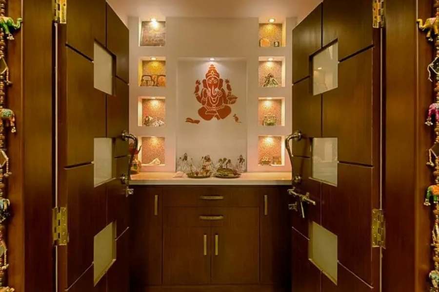 ঠাকুরঘরের দরজা হওয়া উচিত নজরকাড়া। কাঠের দরজার উপর সূক্ষ্ম কাজ বেশ সাবেক আমেজ আনে। বাড়ির অন্যান্য ঘরের দরজার থেকে একেবারে আলাদা হলে সহজেই অতিথিদের নজর কাড়বে আপনার ঠাকুর ঘর।