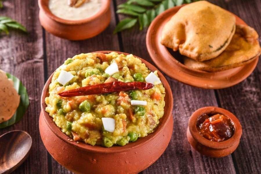 লক্ষ্মী পুজোয় যদি ভোগ রান্না থাকে, তা হলে অবশ্যই পুজোর বাসন আগে থাকতে পরিষ্কার করে রাখা উচিত। সেই বাসনের গায়ে যদি আলপনা আঁকা যায়, সৌন্দর্য আরও বেড়ে যাবে।