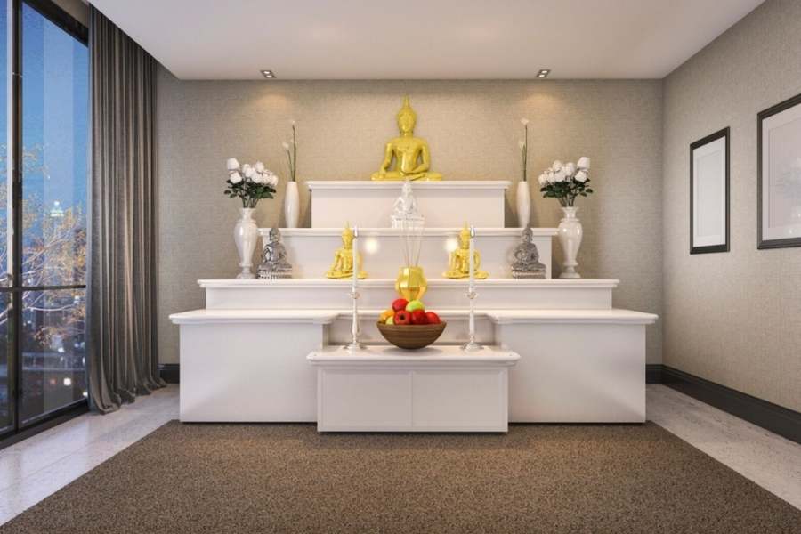 বাড়ির পবিত্রতম স্থান বলে ধরা হয় একে। ঠাকুর ঘরের মেঝেতে বেশি ভারী রঙের পাথর ব্যবহার না করাই শ্রেয় বলে মনে করেন অনেকে।