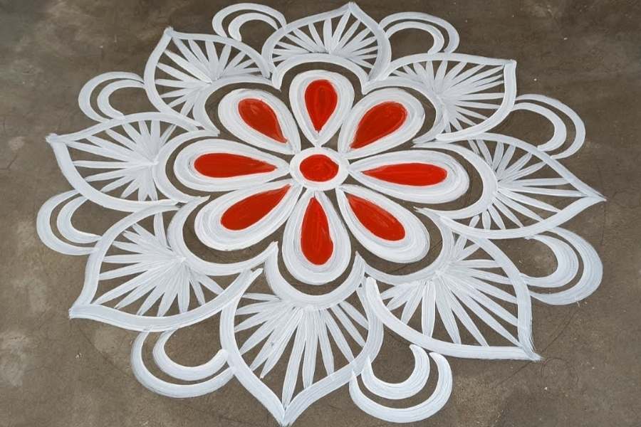 আলপনা ঠাকুর ঘরের সাজের এক গুরুত্বপূর্ণ অংশ। বাজারে এখন বিভিন্ন ধরনের আলপনা কিনতে পাওয়া যায়। সেগুলি ব্যবহার করতে পারেন। খড়ি মাটি দিয়ে সুন্দর করে আলপনা দিলেও বেশ স্নিগ্ধ লাগে।