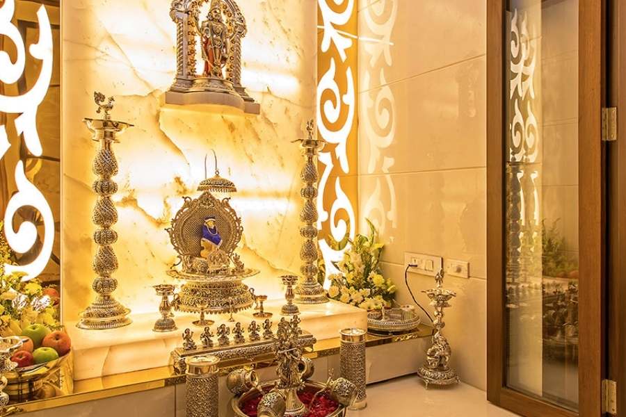 আলোকসজ্জাও জরুরি একটি বিষয়। ঠাকুর ঘরে সুন্দর একটি ঝাড়বাতি লাগাতে পারেন। দরজায় আলো থাকলে শুরুতেই বেশ উজ্জ্বল দেখাবে। এবং সিংহাসনে টুনি লাইটের মতন রঙীন আলো দিয়ে সাজালে থাকলে অনেকটাই উজ্জ্বল দেখাবে।