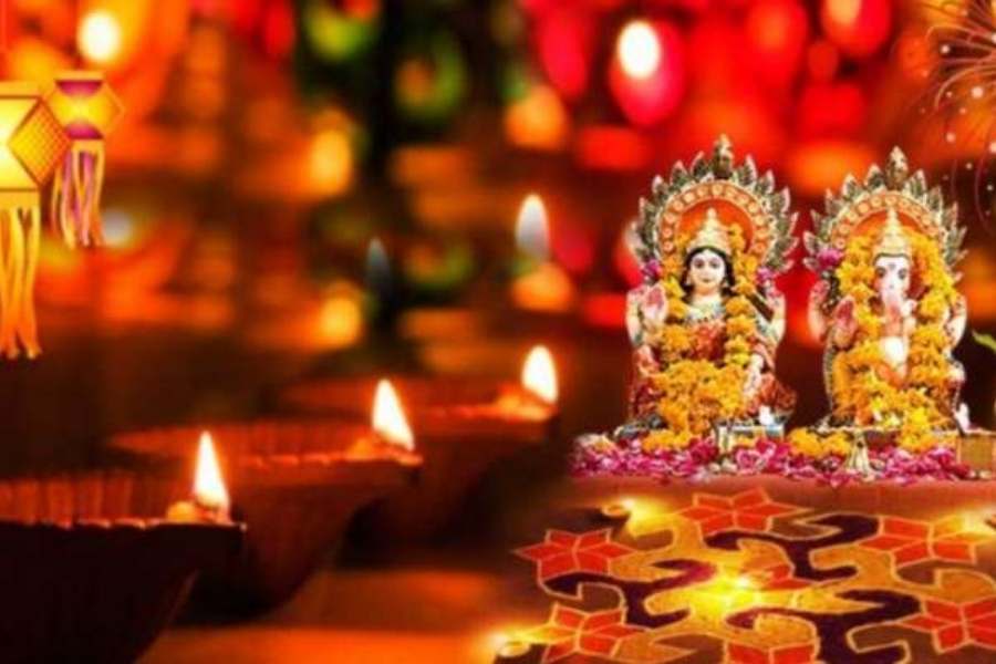 বাড়ির প্রত্যেকটি অংশের মতো ঠাকুর ঘরকেও পুজোর দিনগুলিতে যত্ন সহকারে সাজালে বাড়ির স্নিগ্ধতা উজ্জ্বলতা দুই-ই বজায় থাকে।