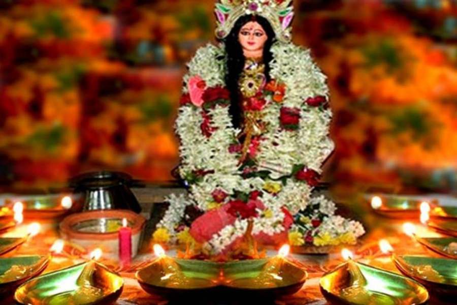 লক্ষ্মী পুজোয় ঠাকুরের কাপড় বেশ জমকালো রাখা ভাল। এতে প্রতিমা দেখতেও খুব সুন্দর লাগে।