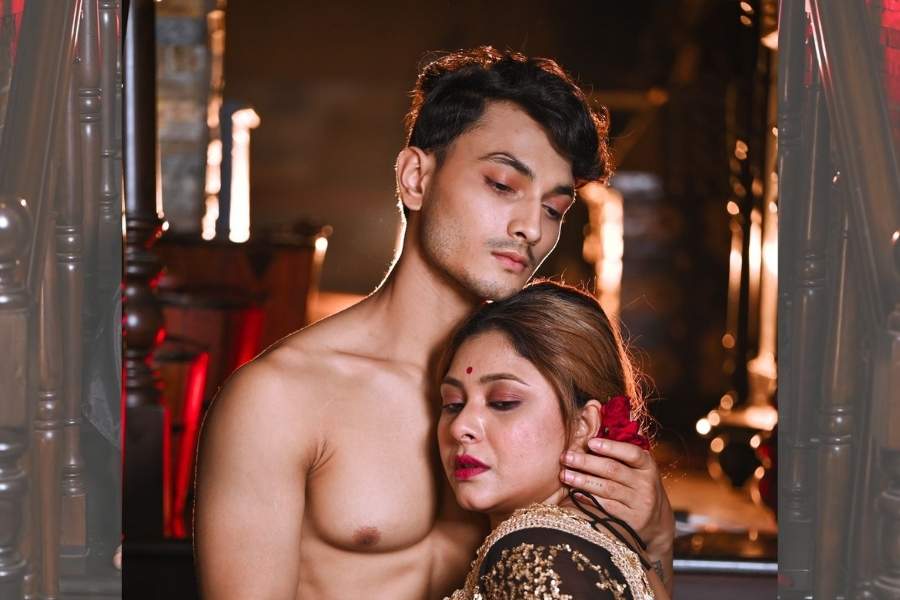 বহু যুগ আগে পুরুষ সানন্দে বিয়ে করতেন হাঁটুর বয়সী মেয়েদের। তাই সমাজে প্রচলিত যে স্বামীর বয়সই বেশি হবে স্ত্রীয়ের তুলনায়।