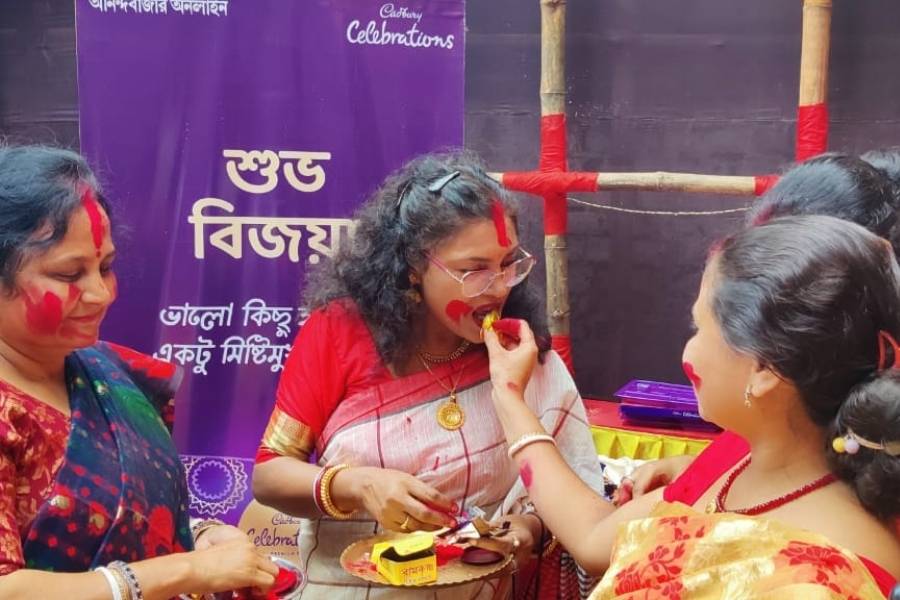 পুজো শেষ। মা পাড়ি দিচ্ছেন কৈলাশে। 