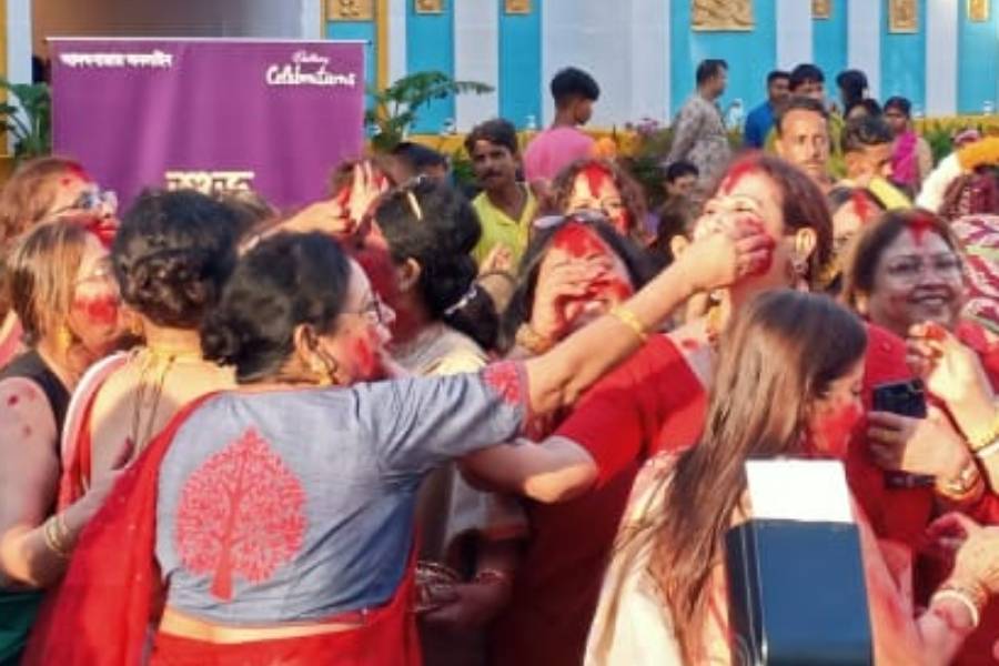 দশমীর সকাল থেকেই বিষাদের বাদ্যি বেজে উঠেছে শহর জুড়ে। কোথাও বা কার্নিভালের অপেক্ষা।