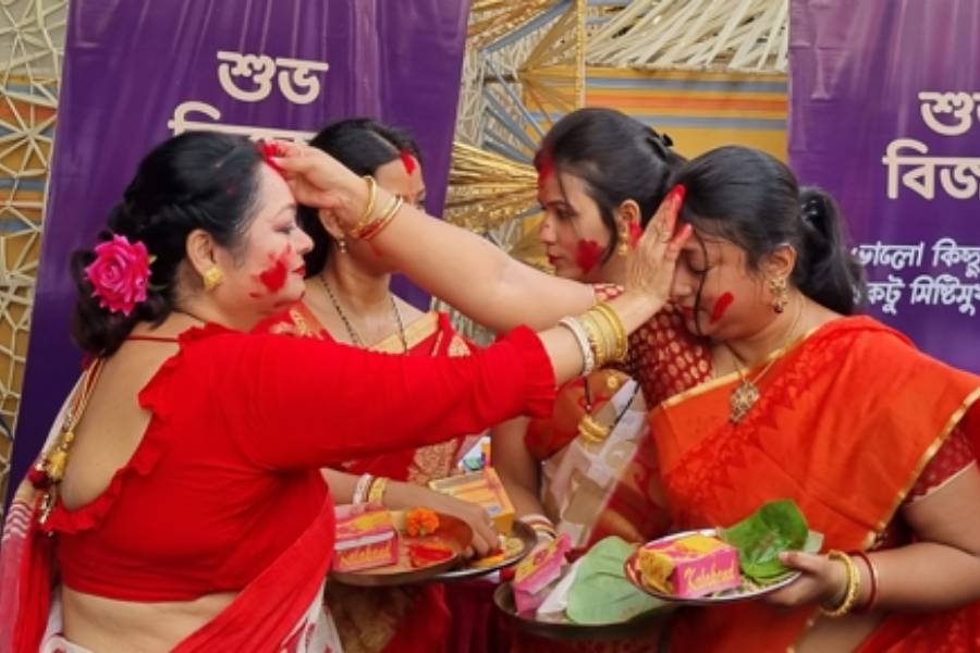 শেষ বেলায় মাকে বরণ করে নেওয়ার পাশাপাশি, মহিলারা মেতে উঠেছেন সিঁদুর খেলায়।
