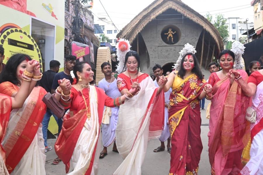 দশমী থেকে দ্বাদশী — কলকাতার বিভিন্ন বড় পুজোগুলির সঙ্গে জোট বেঁধে সিঁদুর খেলার ঐতিহ্যের সাক্ষী রইল আনন্দবাজার অনলাইন