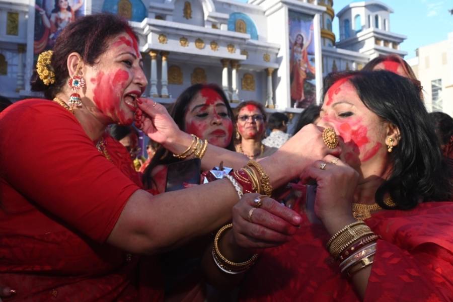 সঙ্গে চলল ক্যাডবেরি সেলিব্রেশনের সাথে মিষ্টিমুখ।