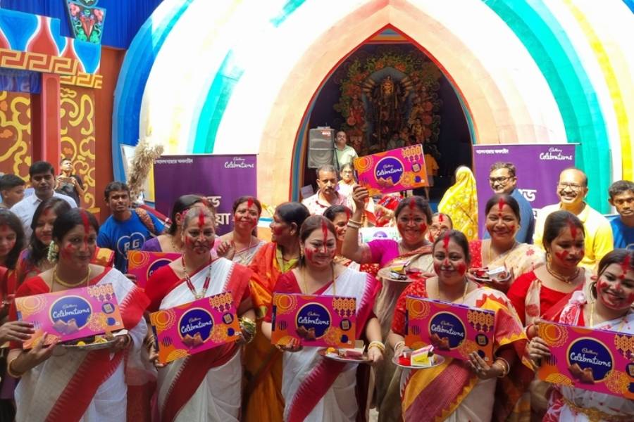 সেই মিষ্টিমুখেই এ বার অংশ নিল ক্যাডবেরি সেলিব্রেশন। বারোয়ারি থেকে আবাসন, সিঁদুর খেলার পরে একে অপরকে ক্যাডবেরি খাইয়ে মিষ্টিমুখ করালেন সেখানকার বাসিন্দার।