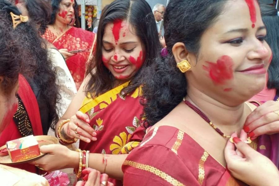 এক দিকে বিষাদের সুর, মন ভার। অন্য দিকে, শেষ বেলার উদযাপন। মা দুর্গাকে বরণ করে সবার একটাই প্রার্থনা আবার এসো মা ৷