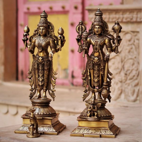 নারায়ণ পুজো: এই কোজাগরী পূর্ণিমায় মা লক্ষ্মীর আশীর্বাদ পেতে এই দিন লক্ষ্মী পুজোর সঙ্গে নারায়ণ পুজোও করা হয়ে থাকে। এতে সারা বছর দেবীর কৃপা পাওয়া যায়। পাশাপাশি, এই দিনে পাঁচটি কুমারি মেয়েকে তাঁদের পছন্দ মতো কিছু উপহার দিলে দেবী প্রসন্ন হন। 