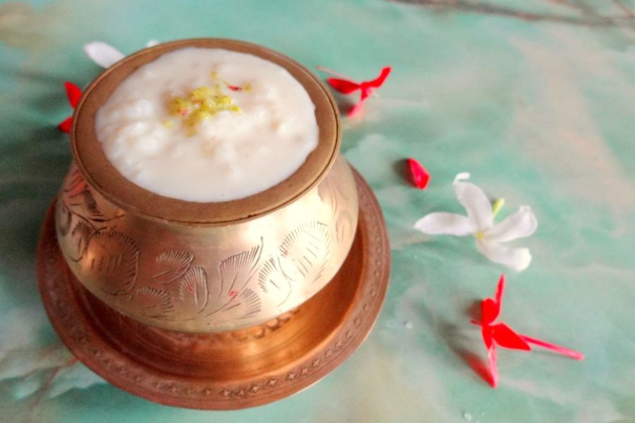 পায়েসান্ন রান্না করে চাঁদের আলোয় রাখুন: দেবী লক্ষ্মী হলেন রজগুণের প্রতীক। সংসারে জীবন ধারণ করার জন্য এই রজগুণের বিশেষ সমাদর রয়েছে  শাস্ত্রে। আর্থিক শ্রীবৃদ্ধির জন্য কোজাগরী লক্ষ্মীপুজোর দিন পায়েসান্ন তৈরি করে তা সন্ধেবেলায় চাঁদের আলোয় রাখুন। প্রয়োজন হলে একটি নেট বা মশারির কাপড় দিয়ে সেই পায়েসান্ন ঢেকে রাখুন। পরের দিন ওই পায়েসান্ন বাড়ির সবাই মিলে খান। প্রথাগত বিশ্বাস অনুযায়ী, এতে শরীরও সুস্থ থাকে। এবং ঘরের আর্থিক শ্রীবৃদ্ধিও হয়।