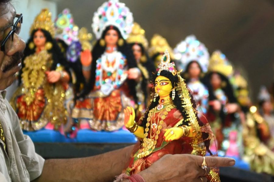 তবে মায়ের কৃপাদৃষ্টি পেতে গেলে ওই দিন কয়েকটি কাজ করা বাঞ্ছনীয়। যা করলে স্বয়ং মা লক্ষ্মী অত্যন্ত খুশি হন। হিন্দু ধর্ম অনুসারে মা লক্ষ্মী হলেন ধনসম্পদ, সৌভাগ্য ও সৌন্দর্যের দেবী। তিনি নারায়ণের পত্নী। বিশ্বাস করা হয় যে মা লক্ষ্মী যে বাড়িতে বসবাস করেন, সেখানে অর্থের অভাব থাকে না। জেনে নিন লক্ষ্মী পুজোর দিন কোন কোন কাজ অবশ্যই করা উচিত।