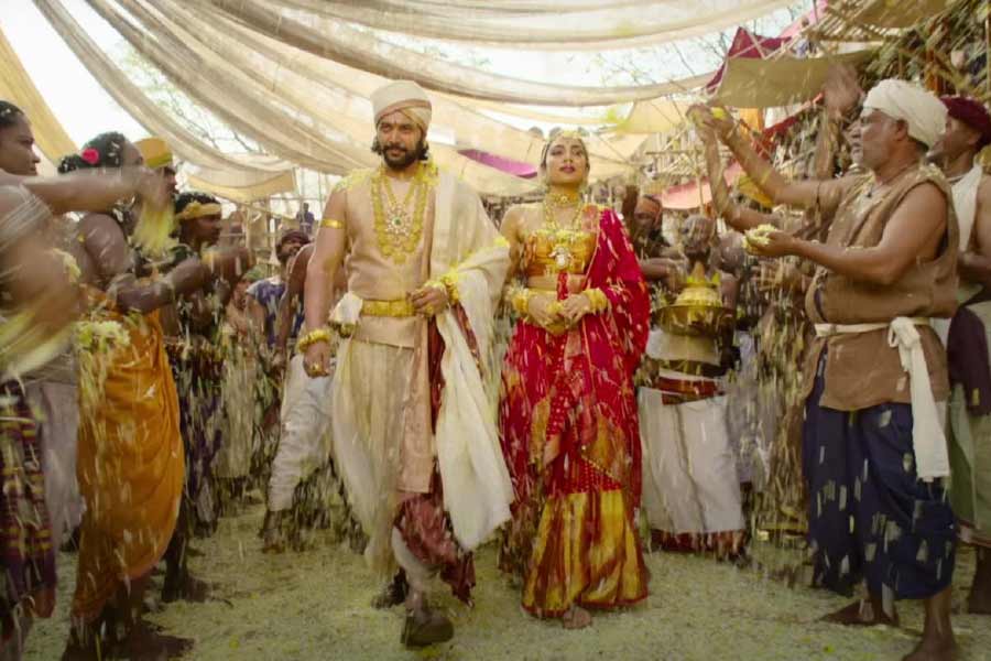 পরিচালক ভেত্রিমারান দাবি করেন, ছবিতে রাজা রাজা চোলকে ‘এক জন হিন্দু রাজা’ হিসাবে দেখানো হয়েছে। তিনি বলেন, ‘‘আমাদের পরিচয় ক্রমেই আমাদের থেকে ছিনিয়ে নেওয়া হচ্ছে।’’