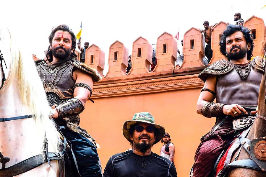 সেই নিয়ে আবার পাল্টা মন্তব্য করেন তেলঙ্গানার রাজ্যপাল তামিলিসাই সৌন্দরারাজন। অভিযোগ করেন, তামিলনাড়ুর বিশিষ্ট ব্যক্তিত্বদের হিন্দু-পরিচয় লুকিয়ে রাখার চেষ্টা হচ্ছে। এই পদক্ষেপের বিরুদ্ধে সোচ্চার হওয়া দরকার।   