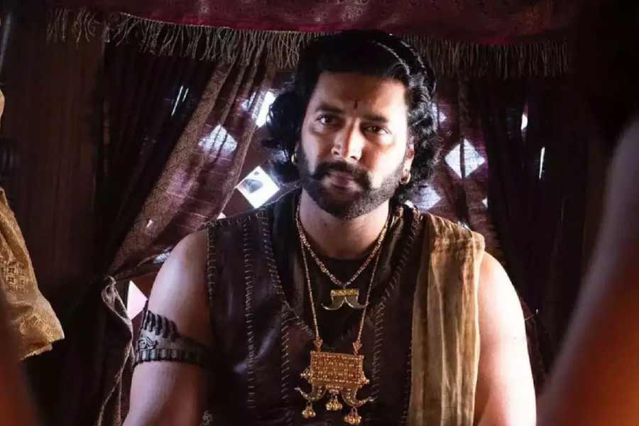 ভেত্রিমারানের পাশে দাঁড়ান দক্ষিণী তারকা কমল হাসান। দাবি করেন, রাজ চোলের শাসনকালে হিন্দু ধর্ম বলে কিছু ছিল না।