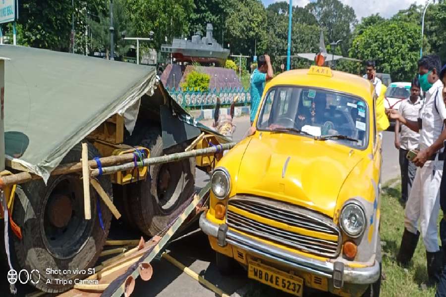 রেড রোডে কার্নিভালে আসার পথে দুর্ঘটনা, কুণাল ঘোষের পুজোর ট্যাবলোয় ধাক্কা ‘বেপরোয়া’ ট্যাক্সির