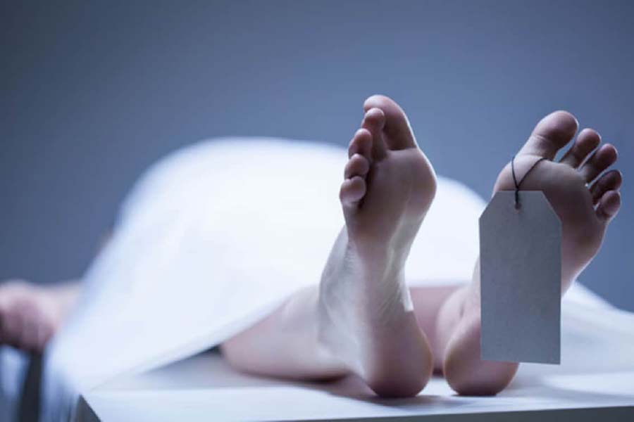 অয়নকে খুন করেছেন বান্ধবী ও তার পরিবারের সদস্যরা— এই অভিযোগ করেছেন হরিদেবপুরের যুবকের পরিবার। তদন্ত যত এগোচ্ছে, ততই ফুটে উঠছে এই ঘটনার পরতে পরতে রহস্য। দাবি, পাল্টা দাবির বন্যা। 