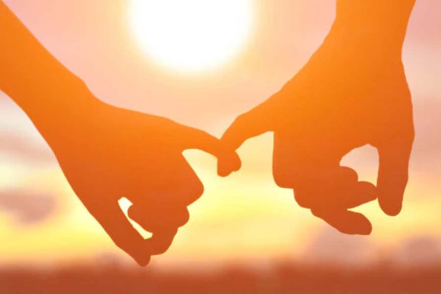 ত্রিকোণ সম্পর্কের চাঞ্চল্যকর দাবির মধ্যেই অয়ন মণ্ডলের রহস্যমৃত্যুতে আরও এক নতুন তথ্য হাতে পেয়েছে পুলিশ। দশমীর রাতে নাকি মত্ত অবস্থায় বান্ধবীর বাড়িতে গিয়েছিলেন অয়ন। 