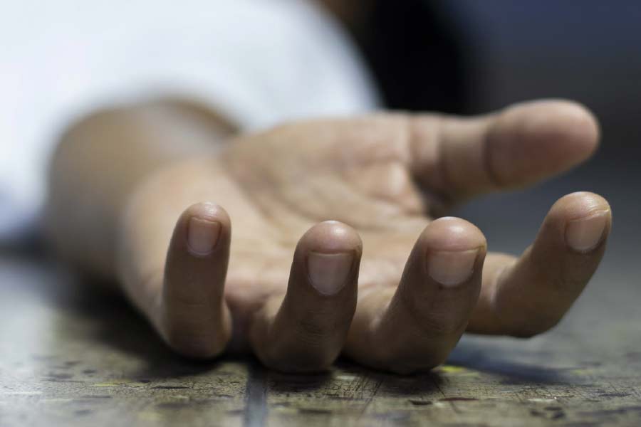 পুলিশ সূত্রে খবর, অয়ন মাটিতে লুটিয়ে পড়ার পরই সেখানে যান বান্ধবীর বাবা দীপক জানা। ছেলের দুই বন্ধুকে ডাকতে বলেন দীপক। সেই মতো দুই বন্ধুকে ডাকে বান্ধবীর ভাই। এর পর বান্ধবীর ভাইয়ের দুই বন্ধু দু’হাজার টাকায় পণ্যবাহী একটি গাড়ি ভাড়া করে। 