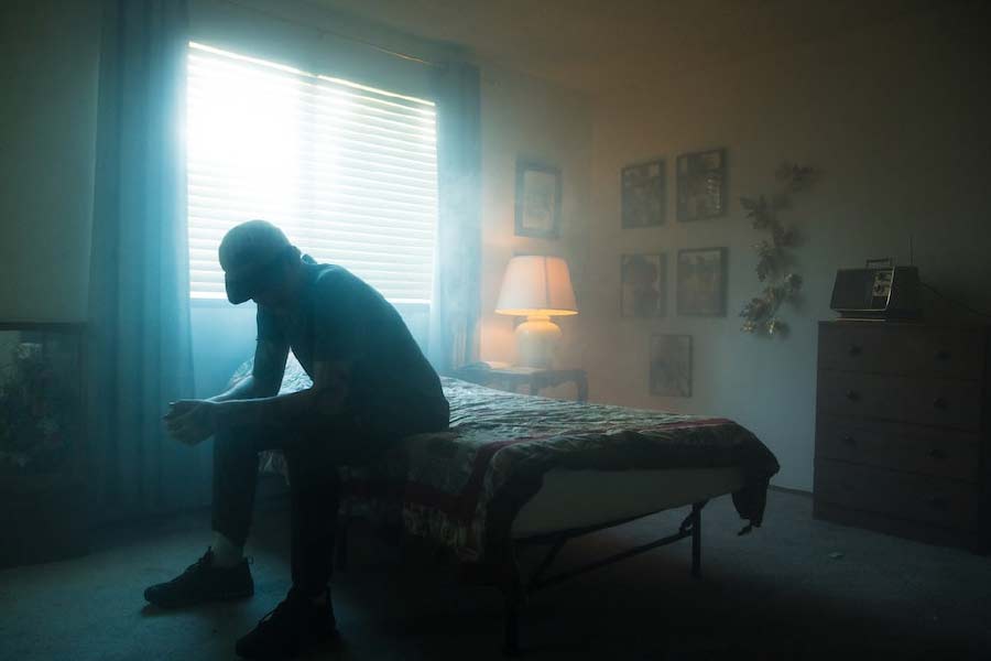 দশমীর রাতে অয়নের সঙ্গে ঠিক কী ঘটেছিল, এ নিয়ে মুখ খুলেছে তাঁর এক বন্ধু রাজু। সে দিন গভীর রাত পর্যন্ত অয়নের সঙ্গে ছিলেন তিনি। তাঁর দাবি, দশমীতে রাত ৯টা-সাড়ে ৯টা নাগাদ তিনি অয়নের সঙ্গে তাঁর বান্ধবীর হরিদেবপুরের নতুনপল্লির বাড়িতে গিয়েছিলেন। রাজুকে বাড়ির বাইরে দাঁড় করিয়ে ভিতরে ঢুকেছিলেন অয়ন। 