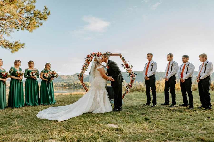 আগের বিয়ে থেকে এই দুই যুগলের মোট ছয় সন্তান এবং ছয় নাতি-নাতনি ছিল।