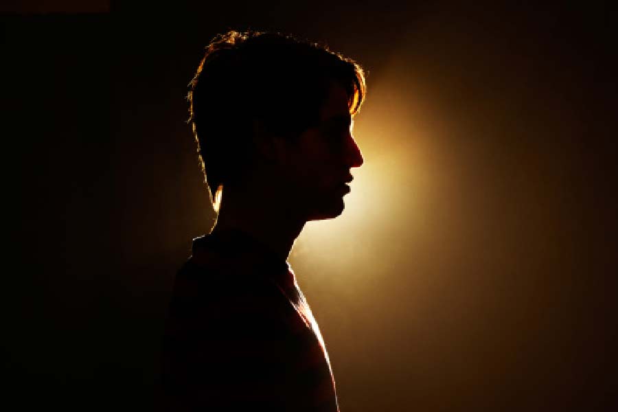 বন্ধুর মুখে এ কথা শুনে দলবল নিয়ে বান্ধবীর বাড়িতে ঢুকবেন কি না অয়নকে জিজ্ঞাসা করেন রাজু। কিন্তু বন্ধুর সেই প্রস্তাব পত্রপাঠ খারিজ করেন অয়ন। এর পর রাত ৩টে ৩ মিনিট নাগাদ আবার রাজুকে ফোন করেন অয়ন। রাজুর দাবি, অয়ন তাঁকে জানায়, পাড়ায় কিছু ঝামেলা হচ্ছে। রাজু যেন সেই ঝামেলায় জড়িয়ে না পড়েন। এর পর আর অয়নের সঙ্গে তাঁর কথা হয়নি। তার পর থেকেই অয়ন বেপাত্তা হয়ে যান। 